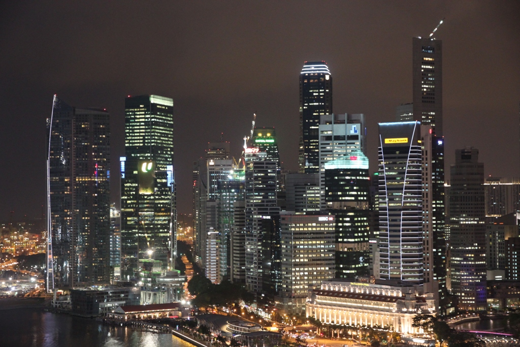 Singapore vista dall'Hotel Pan Pacific Sky Line notturna